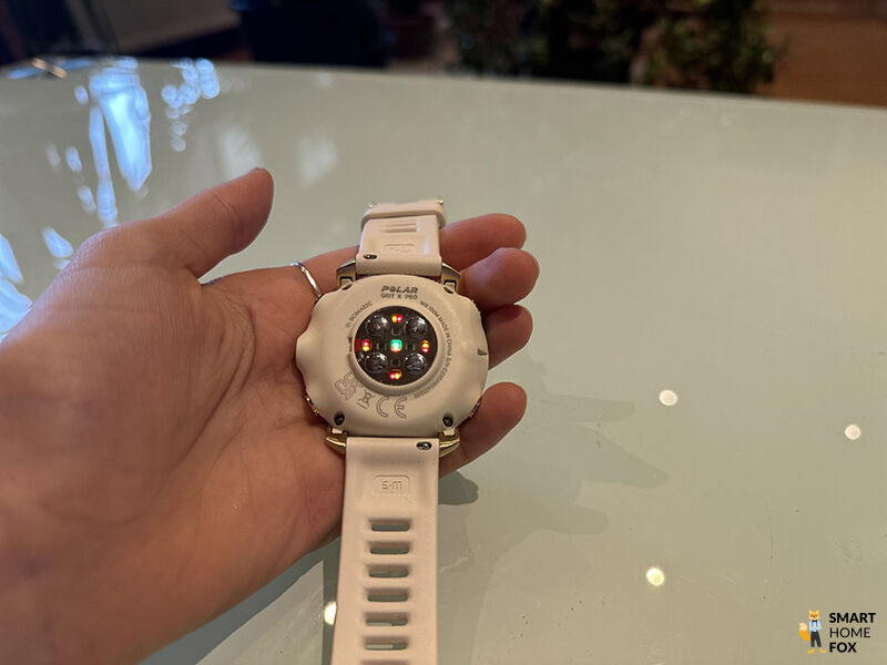 Man sieht die Sensoren der Polar Grit X Pro.